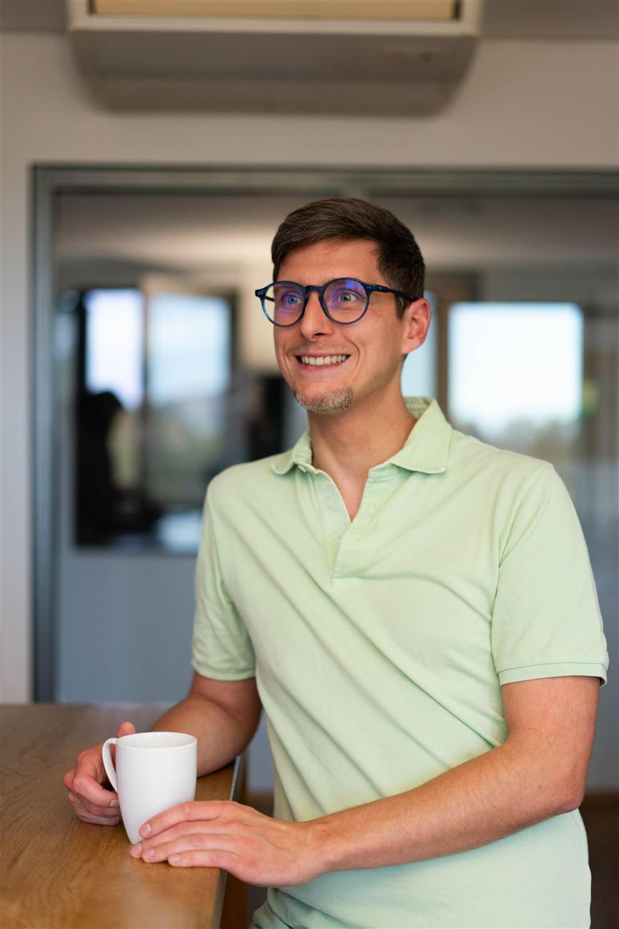 Peter Strohm mit einer Tasse Kaffee